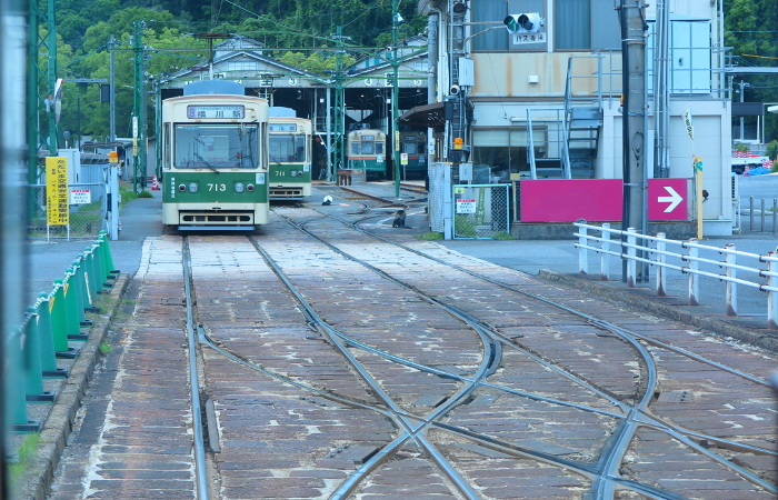 Track leading to the Eba garage of Hiroshima Electric Railway, view from the front of the driver's seat