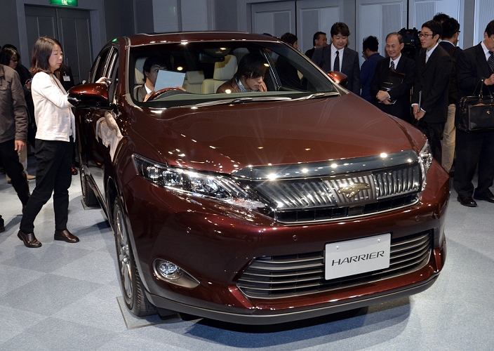 Toyota  Harrier  Revival First model change in 10 years November 13, 2013, Tokyo, Japan   Toyota Harrier, better known to the world as the Lexus RX, makes a comeback after skipping a generation as the Japanese automaker launches its 2014 model in Tokyo on Wednesday, November 13, 2013, in time for the Tokyo Motor Show slated for late November. The all new mid size SUV comes with a 2.5 liter hybrid system and its gasoline version.   Photo by Natsuki Sakai AFLO  AYF  mis 