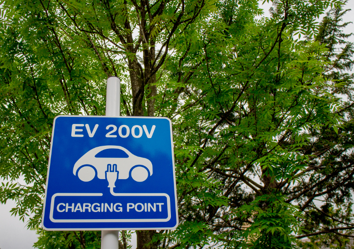 BEV (electric vehicle) charging signage