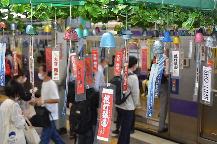 Nambu ironware wind chimes welcome passengers with their cool tones. A Nambu ironware wind chime welcoming passengers at JR Mizusawa Station in Oshu City, Iwate Prefecture, at 5:44 p.m. on June 8, 2023.