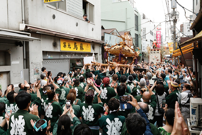 The Tsukiji Lion Festival was held for the first time in four years. June 11 2023 ,Tokyo, Japan: The Tsukiji Lion Dance Festival  Shishi Matsuri  was held for the first time in four years in Tsukiji, Chuo Ward, Tokyo. Departing from Namiyoke Inari Shrine, the Sengan Mikoshi paraded through the Tsukiji area, including the Tsukiji Outer Market, which was bustling with tourists.  Photo by AFLO 