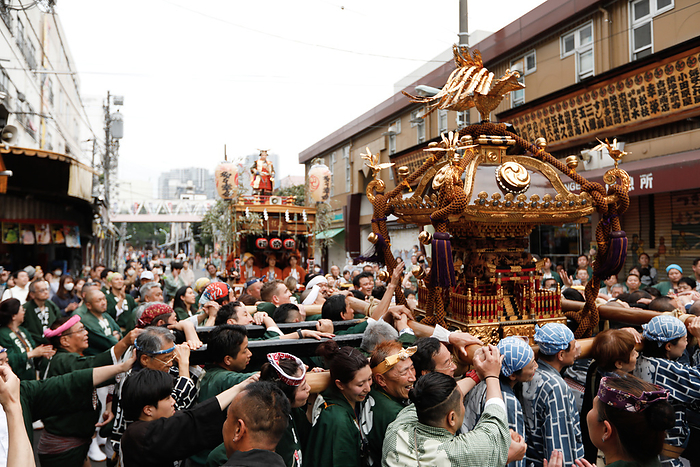 The Tsukiji Lion Festival was held for the first time in four years. June 11 2023 ,Tokyo, Japan: The Tsukiji Lion Dance Festival  Shishi Matsuri  was held for the first time in four years in Tsukiji, Chuo Ward, Tokyo. Departing from Namiyoke Inari Shrine, the Sengan Mikoshi paraded through the Tsukiji area, including the Tsukiji Outer Market, which was bustling with tourists.  Photo by AFLO 