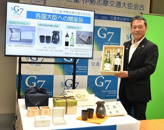 Souvenirs presented to transportation ministers of various countries, which high school students from the prefecture were also involved in making. Souvenirs presented to the ministers in charge of transportation of each country, which high school students from the prefecture were also involved in making, at the Mie Prefectural Office on June 13, 2023, at 11:05 a.m. Photo by Taeko Terahara