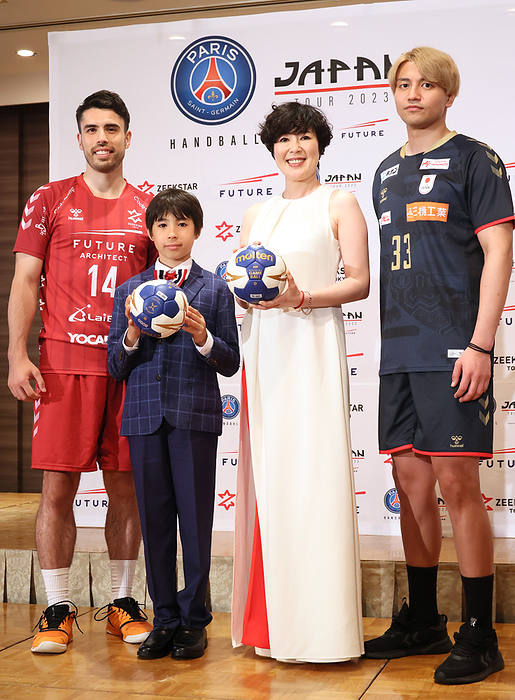 Actress Shinobu Terajima attends a promotional event of Paris Saint German hanball team Japan tour June 22, 2022, Tokyo, Japan   Japanese actress Shinobu Terajima  2nd R  and her son kabuki actor Mahoro Terajima  2nd L  with handball players Yuto Agarie  R  and Remi Anri Doi  L  pose for phioto as they attend a promotional event of French handball team Paris Saint German s Japan tour in Tokyo on Thursday, June 22, 2022. Paris Saint German handball team will have games with Zeekstar Tokyo and Japanese national team.     photo by Yoshio Tsunoda AFLO 
