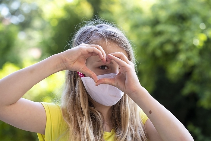 Girl (11) with mouth-nose protection, Kiel, Schleswig-Holstein, Germany, Europe, by alimdi / Jana Fernow