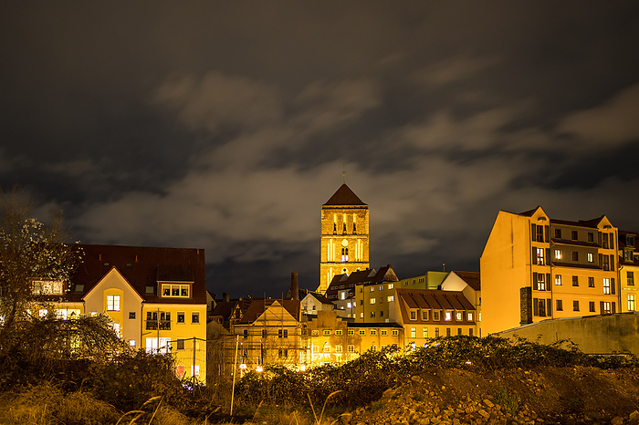 Blick auf die Nikolaikirche in Rostock bei Nacht Blick auf die Nikolaikirche in Rostock bei Nacht, by Zoonar Rico K dder
