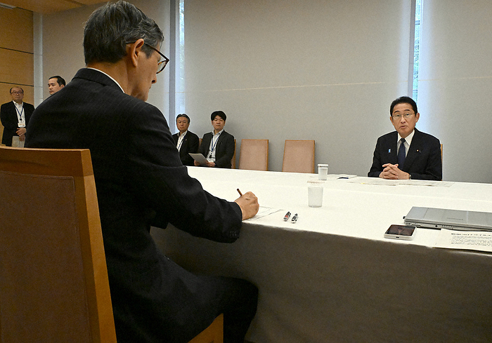 Prime Minister Fumio Kishida speaking at an exchange of views with corona experts. Prime Minister Fumio Kishida  back right  speaks during an exchange of views with corona experts. In the front left is Mr. Shigeru Omi   10:01 a.m., June 26, 2023 at the Prime Minister s Office, photo by Mikiharu Takeuchi.