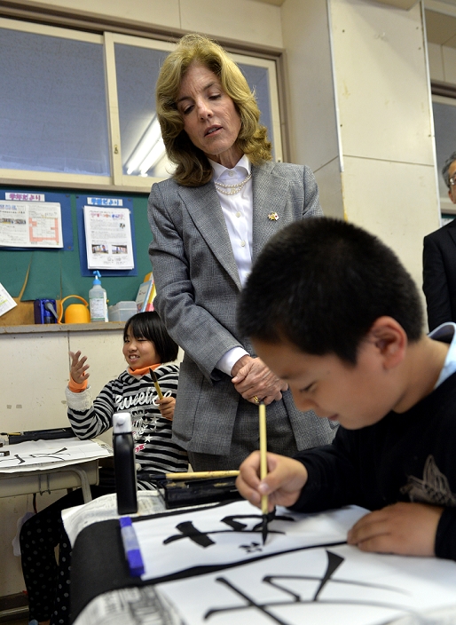 U.S. Ambassador John F. Kennedy Visits Disaster Area Interaction with school children at a local elementary school November 25, 2013, Ishinomaki, Japan   U.S. Ambassador to Japan Caroline Kennedy watches with zeal a fifth grader uses a calligraphy brush, writing a Chinese character  friend,  during her visi to during her visit to Mangokuura Elementary School in Ishinomaki, Miyagi Prefecture, on Monday, November 25, 2013. Kennedy, the daughter of former President John F. Kennedy, toured the area hit hard by the March 11, 2011, earthquake and tsunami for the first time since assuming her post as the first female U.S. envoy to Japan.   Photo by Natsuki Sakai AFLO  AYF  mis 