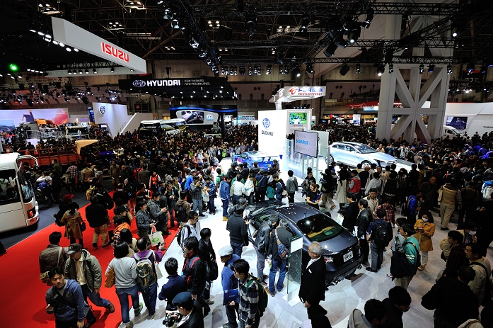 Tokyo Motor Show Opens to the Public Over 130,000 visitors on the first day  November 23, 2013, Tokyo, Japan   Visitors crowd at the 43rd Tokyo Motor Show in Tokyo on Saturday, November 23, 2013. The autoshow will be open to the public from today to December 1.  Photo by Masairo Tsurugi AFLO 
