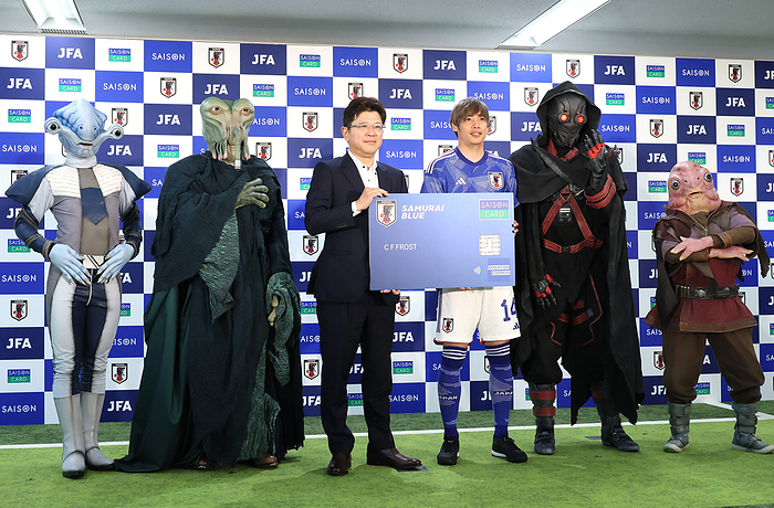 Japan Football Association and Credit Saison agree an eight year partnership July 3, 2023, Tokyo, Japan   Japanese credit card company Credit Saison president Katsumi Mizuno  3rd L  and Japanese professional football player Junya Ito  3rd R  display a large sample of the credit card with aliens as Japan Football Association  JFA  and Credit Saison managed eight year partnership at the JFA headquarters in Tokyo on Monday, July 3, 2023. Ito and aliens performed at a commercial film of Credit Saison company.     photo by Yoshio Tsunoda AFLO 