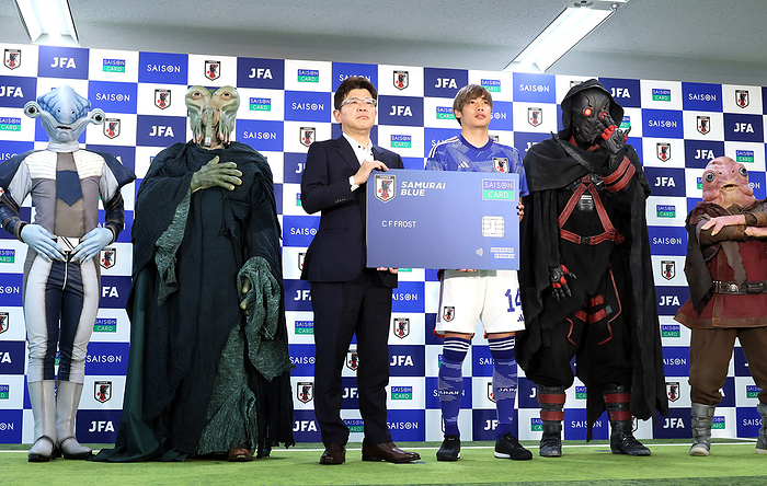 Japan Football Association and Credit Saison agree an eight year partnership July 3, 2023, Tokyo, Japan   Japanese credit card company Credit Saison president Katsumi Mizuno  3rd L  and Japanese professional football player Junya Ito  3rd R  display a large sample of the credit card with aliens as Japan Football Association  JFA  and Credit Saison managed eight year partnership at the JFA headquarters in Tokyo on Monday, July 3, 2023. Ito and aliens performed at a commercial film of Credit Saison company.     photo by Yoshio Tsunoda AFLO 