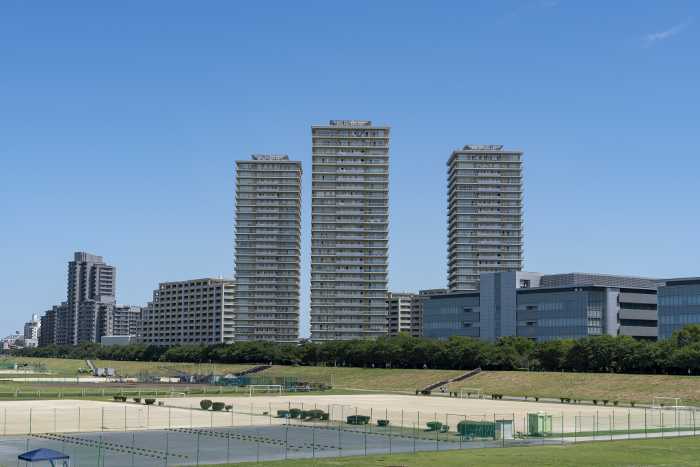 Scenery of high-rise buildings along the Tama River