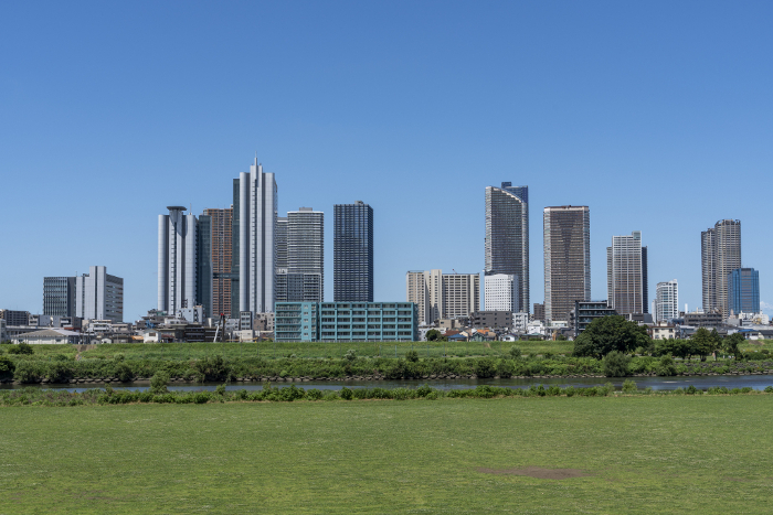 Scenery of high-rise buildings along the Tama River