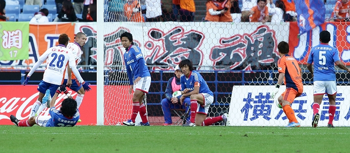 J League J1 Kengo Kawamata  Albirex , Shunsuke Nakamura  F Marinos , NOVEMBER 30, 2013   Football   Soccer : Yokohama vs. Yokohama midfielder Shunsuke Nakamura  5th from left  and others look on in frustration after Niigata s Kengo Kawamata  3rd from left  scored the first goal of the game in the 27th minute of the second half at Nissan Stadium.