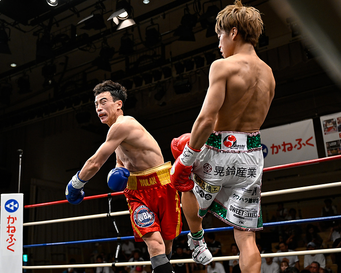 Toyo Pacific Flyweight Title Match Japan s Taku Kuwahara  red gloves  and China s Wulan Tuolehazi  blue gloves  compete during the first round of the OPBF flyweight title bout at Korakuen  Photo by Hiroaki Finito Yamaguchi AFLO  Kuwabara steps back to avoid a left hook in the first round