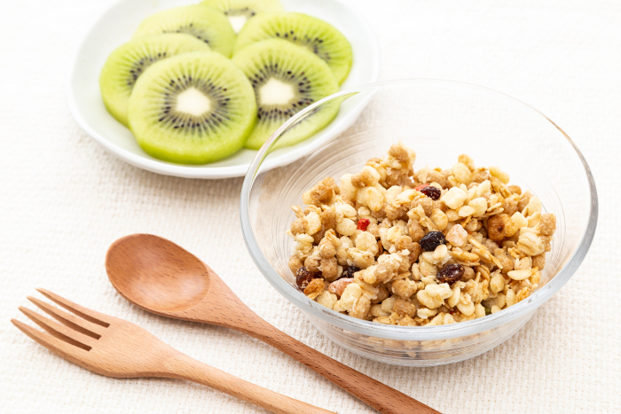 Granola and kiwifruit breakfast