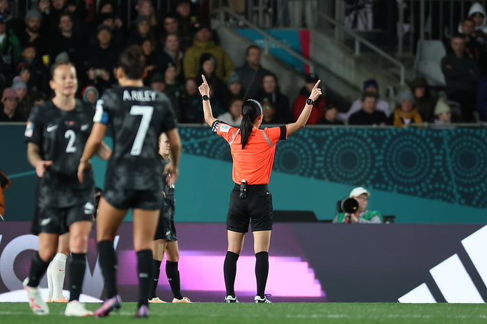 FIFA Women s World Cup 2023 Referee Yoshimi Yamashita signals for a VAR check during the FIFA Women s World Cup 2023 Group A match between New Zealand 1 0 Norway at Eden Park in Auckland, New Zealand, July 20, 2023.  Photo by JFA AFLO 