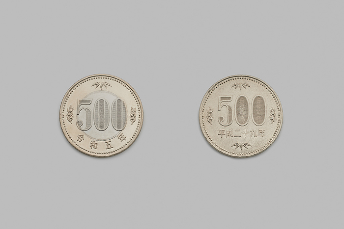 New 500 yen coin and old 500 yen coin