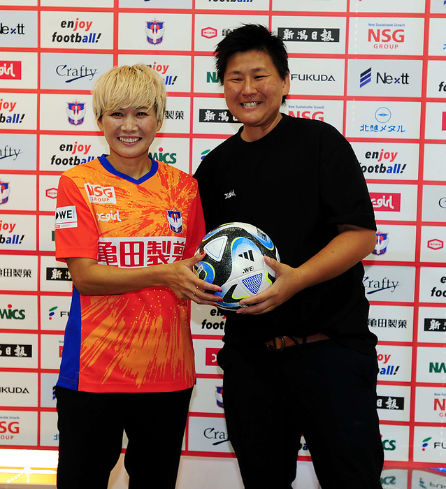 Nahomi Kawasumi press conference for joining Albirex Niigata Ladies WE Niigata Ladies new member press conference WE Niigata midfielder Nahomi Kawasumi  37  poses for a photo with former Japan women s national team goalkeeper Ayumi Kaihori  36, right , who was at the press conference on this day, at Niigata Seiro Al Village on August 1, 2023  photo date 20230801  place Niigata Seiro Al Village