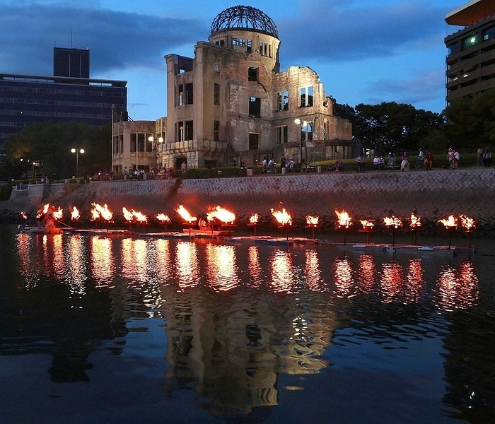 Hiroshima: Soon to be 78th anniversary of the atomic bombing A bonfire that lights up the surface of the Motoyasu River, which flows in front of the A bomb Dome, as a memorial to the victims of the atomic bombing.