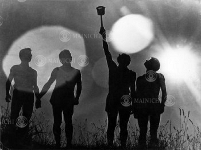 Tokyo 1964 Olympic Games Preview Torch Relay General view, JANUARY 6, 1964 : The sun shines on  Marathon s Mound  The torch is finally coming to Tokyo, lit by a huge, shimmering beam of sunlight behind the torchbearers.  Backlighting causes lens flare.  Marathon, January 6, 1964