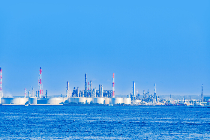 Oil storage tanks line the coast of Tokyo Bay [Energy Image] (Japanese only)