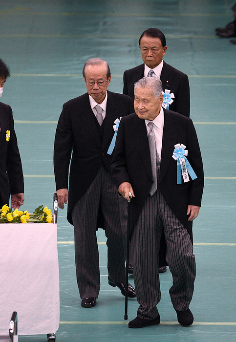 78th End of War Memorial Ceremony at the Budokan Former Prime Ministers Yoshiro Mori, Yasuo Fukuda, and Taro Aso,  from front  attend the National War Memorial Ceremony and offer flowers at 0:39 p.m. on August 15, 2023, in Tokyo.