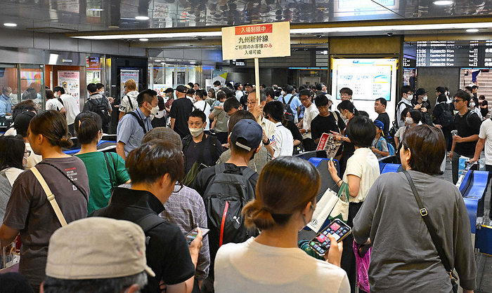 Tokaido and Sanyo Shinkansen trains temporarily suspended due to heavy rain The Shinkansen ticket gate of JR Hakata Station is crowded due to the Shinkansen trains being suspended due to heavy rain.