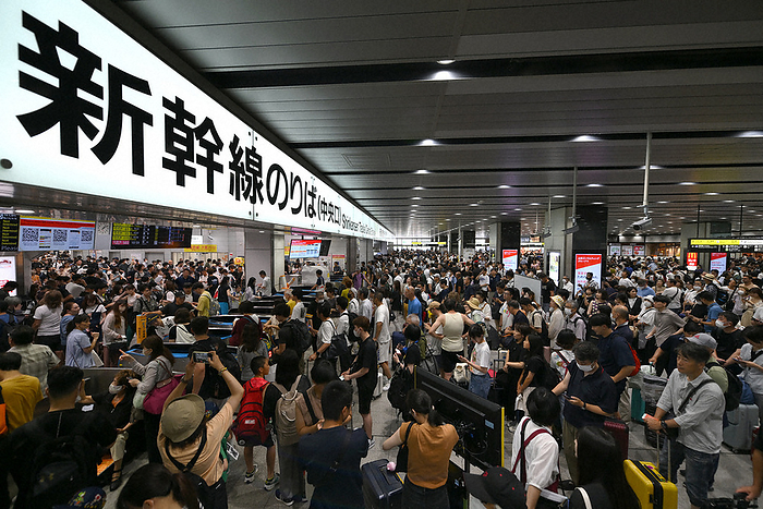 Tokaido and Sanyo Shinkansen trains temporarily suspended due to heavy rain People waiting for the Shinkansen to resume operations at JR Shin Osaka Station at 1:09 p.m. on August 16, 2023  photo by Rei Kubo .