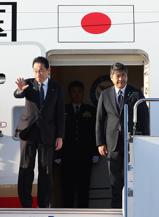 Prime Minister Kishida Departs for the U.S. Prime Minister Fumio Kishida departs for the U.S. on a government chartered aircraft to attend a trilateral summit meeting between the U.S., South Korea, and Japan. At right is Deputy Chief Cabinet Secretary Seiji Kihara at Haneda Airport on August 17, 2023.