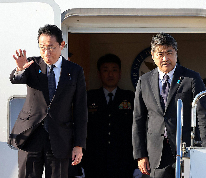 Prime Minister Kishida Departs for the U.S. Prime Minister Fumio Kishida  left  boards a government plane to visit the United States. On the right is Deputy Chief Cabinet Secretary Seiji Kihara, who will accompany him, at Haneda Airport on August 17, 2023.