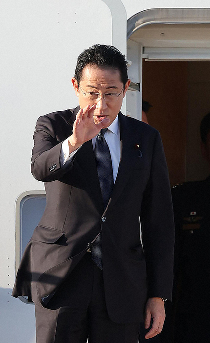 Prime Minister Kishida Departs for the U.S. Prime Minister Fumio Kishida boards a government plane to visit the U.S. at Haneda Airport on August 17, 2023 at 5:15 p.m. Photo by Kentaro Ikushima