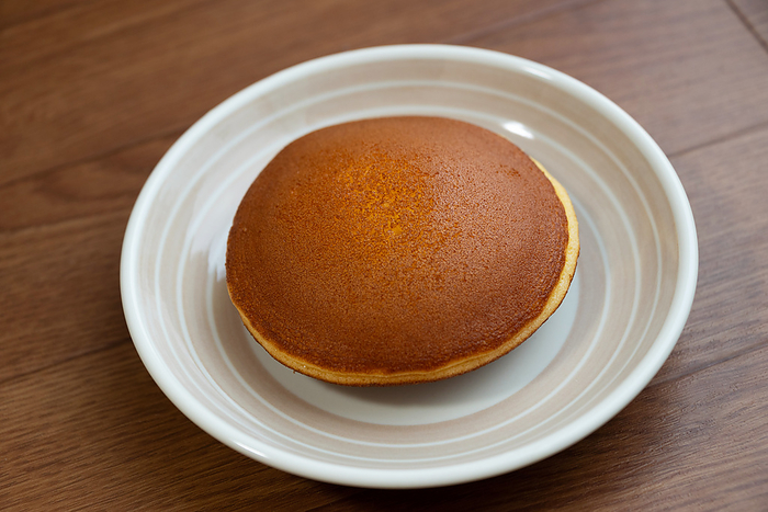 Japanese dessert consisting of two slices of kasutera (sponge cake) with red bean jam in between