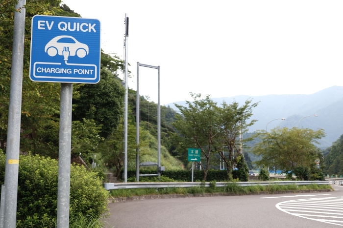 EV QUICK signs installed at highway PAs