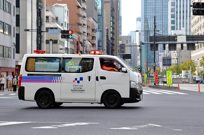 Tokyo Gas emergency work vehicles on the move