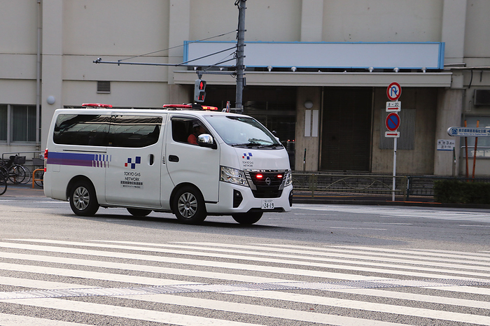 Tokyo Gas emergency work vehicles on the move