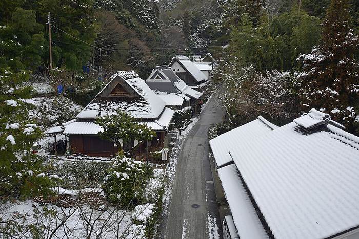 Snowy scenery of a private house and a sweetfish teahouse on Atago Kaido Road, Saga Toriihon, Kyoto Pref. Saga Toriihon Preservation District for Groups of Traditional Buildings. Toriimoto is located in the northwest of downtown Kyoto and is the deepest part of Sagano.