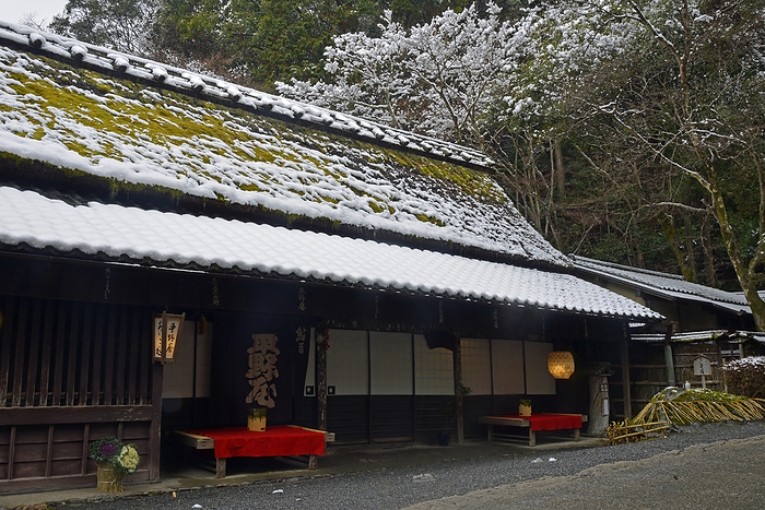 Snowy scenery of a private house and a sweetfish teahouse on Atago Kaido Road, Saga Toriihon, Kyoto Pref. Saga Toriihon Preservation District for Groups of Traditional Buildings. Toriimoto is located in the northwest of downtown Kyoto and is the deepest part of Sagano.