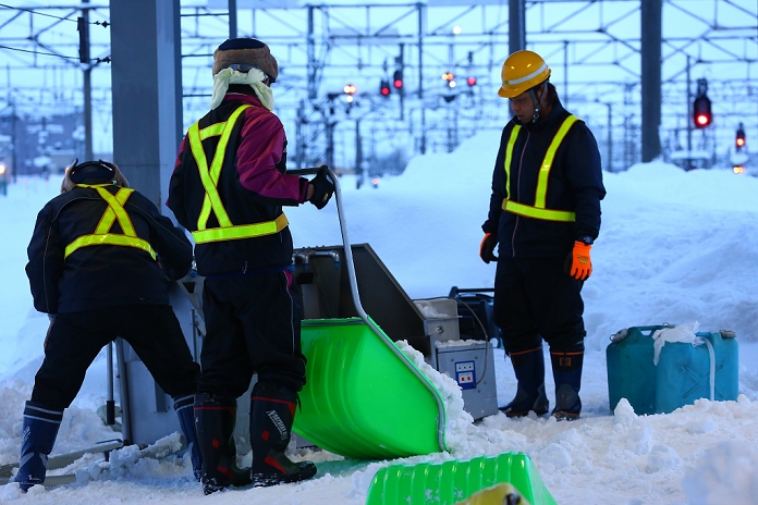 JR Hokkaido in Series of Troubles Snow removal costs also put pressure on management JR Hokkaido has been rocked by train failures, falsified rail inspection data, and a string of suicides by top management. The cost of snow removal has also contributed to the pressure on management.