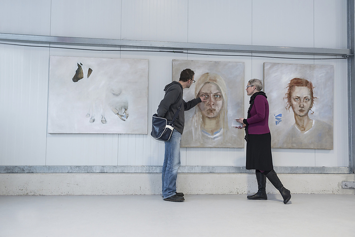Besucher in einer Kunstausstellung, Ausstellung, Kunst, Paar, Museum Couple admiring painting in an art gallery, Bavaria, Germany