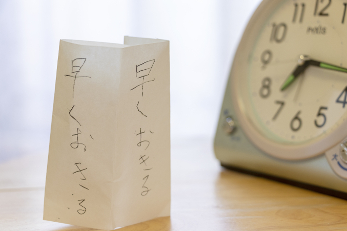 Alarm clock and handwritten notes to prevent oversleeping