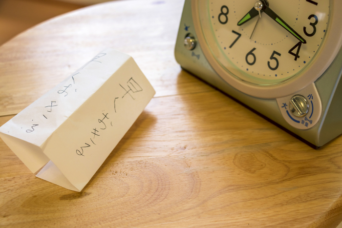 Alarm clock and handwritten notes to prevent oversleeping
