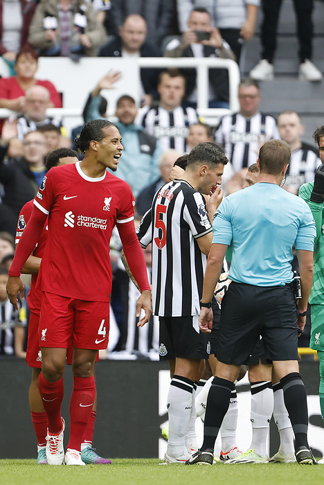 Newcastle United v Liverpool FC   Premier League Virgil van Dijk of Liverpool is sent of by referee John Brooks during the Premier League match between Newcastle United and Liverpool FC at St. James  Park on August 27, 2023 in Newcastle, England.   WARNING  This Photograph May Only Be Used For Newspaper And Or Magazine Editorial Purposes. May Not Be Used For Publications Involving 1 player, 1 Club Or 1 Competition Without Written Authorisation From Football DataCo Ltd. For Any Queries, Please Contact Football DataCo Ltd on  44  0  207 864 9121