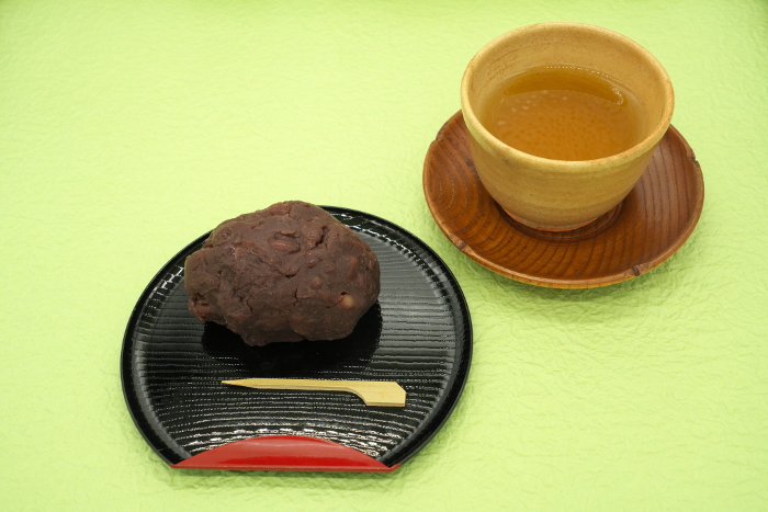 Ohagi and green tea (yellow-green washi background)