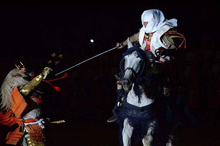 Catching the sword of a Kenshin actor with a military sword Kenshin s role as Kenshin accepts a sword with a military sword at the Kasugayama Castle Historic Site Plaza in Soyabe, Joetsu City, 7:29 p.m., August 20, 2023  photo by Fu Nakatsugawa.