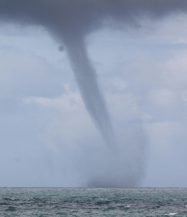 Phenomenon believed to be a tornado appeared at sea at 0:00 p.m. on September 16, 2012. At around 40 minutes, a tornado appeared on the beach at Miwazaki, Shingu City.