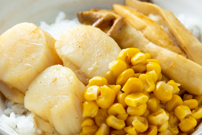 Close-up of scallop rice bowl (with corn and eringi mushrooms).