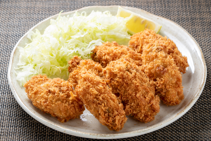 Fried oysters (with shredded cabbage).