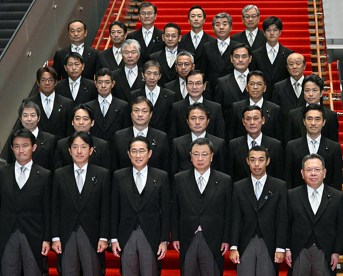 Prime Minister Fumio Kishida poses for a commemorative photo with his vice ministers after the certification ceremony. Prime Minister Fumio Kishida  front row, third from left  poses for a commemorative photo with his deputy ministers after the certification ceremony at the Prime Minister s Office on September 15, 2023 at 5:02 p.m. Photo by Mikio Takeuchi