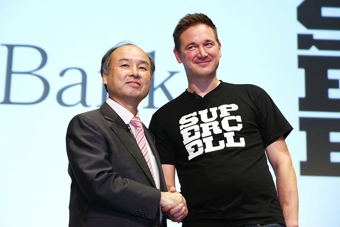 SoftBank Interim Results Ranked first among the three cell phone companies On September 31, SoftBank announced its consolidated financial results for the first half of September 2013. Sales, operating profit, and final profit reached record highs, surpassing NTT DoCoMo and KDDI  au  and ranking first among the three major cell phone companies. The CEO of Supercell, a Finnish game apps production company that the company announced the acquisition of, also attended the press conference, and stated that the company would further focus on its game business. Attending the press conference were  from left  Softbank President Masayoshi Son and Supercell CEO Ilkka P  n nen on the afternoon of October 31, 2013.